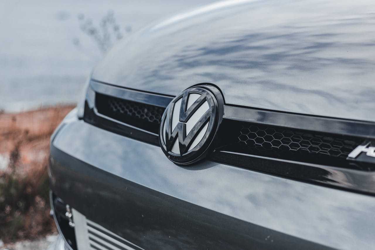 Het herkenbare Volkswagen logo: van symbool tot icoon
