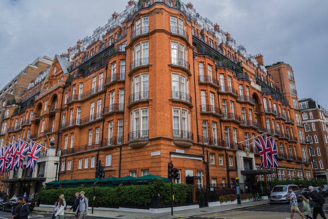 Het zakelijk succes en vermogen van Roland Kahn uitgelegd